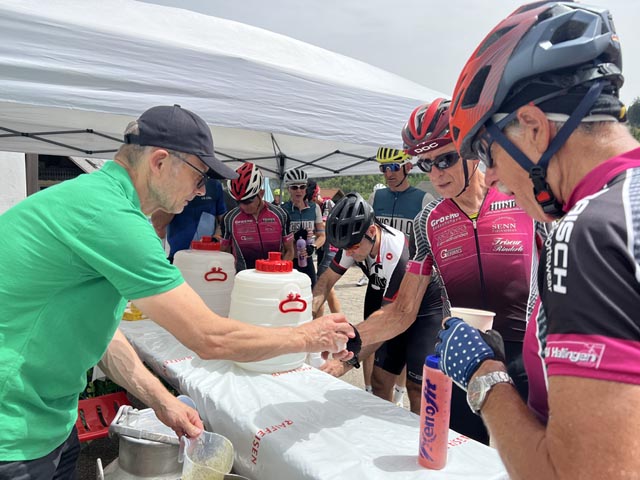 Verdiente Stärkung bei der Schwarzwald-Rundfahrt. Foto: Urs Müller