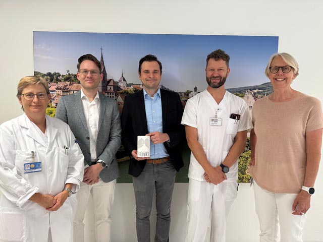 Andrée Friedl (Leiterin Infektiologie/v. li.), Matthias Groh (Resmonics-Mitbegründer), Peter Tinschert (Resmonics-CEO), Benedikt Wiggli (Leitender Arzt Infektiologie) und Marjan Kraak (Innovationsmanagerin des KSB Innovation Hubs) stellen den KI-Hustensensor im KSB vor. Foto: ksb
