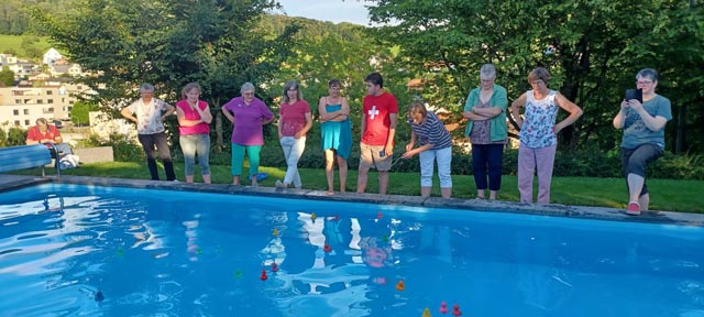 Frick: Akkordeon-Orchester beim Sommerhöck am Pool