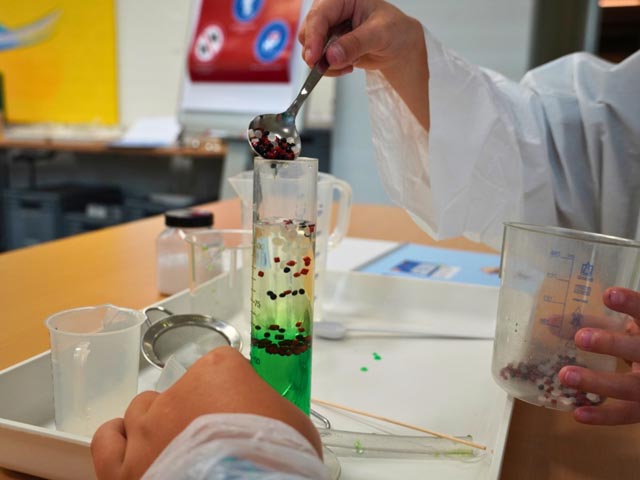 Die Ferienspass-Kinder experimentierten im Labor von BASF. Foto: zVg