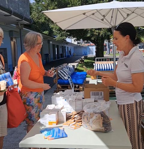 «Unsere Aktion soll sensibilisieren», so Béa Bieber (rechts im Bild), Präsidentin des Gesundheitsforums Rheinfelden. Foto: zVg