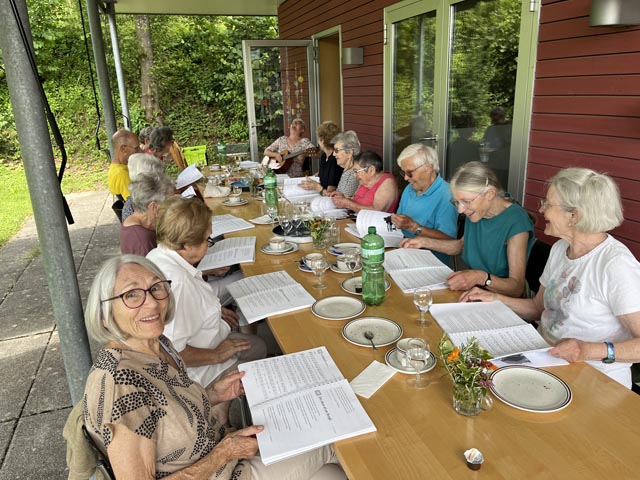 Das vergangene Kaffi 50+ mit sommerlichen Klängen und fröhlichen Gesichtern. Foto: zVg