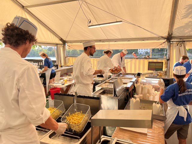 Die Küchencrew bereitet Zanderfilets im Bierteig und Pommes Frites zu. Foto: Simon De Bona