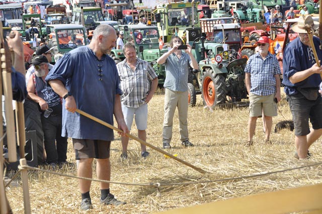 Dreschen vor imposanter Kulisse: Foto: Vreni Weber