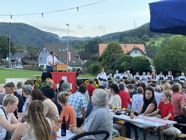 Gemeindeammann Roger Fricker begrüsst zur Bundesfeier. Foto: zVg