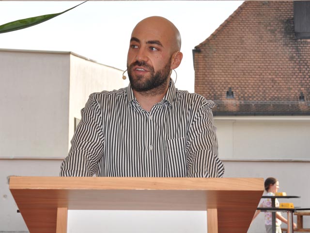 Grossrat Daniele Mezzi am Rednerpult. Foto: Jörg Wägli