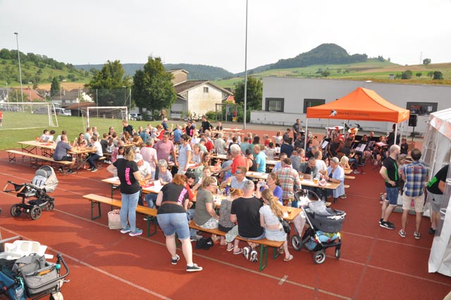 Die gutbesuchte Feier der Gemeinde Mettauertal fand beim Schulareal in Wil statt. Foto: Jörg Wägli