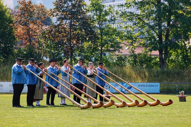 Die Bläser und Bläserinnen der Alphorngruppe Magden anlässlich des Eidgenössischen Jodlerfestes 2023 in Zug. Foto: Roland Bodmer