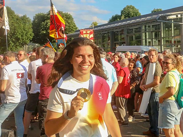 Eine strahlende Olympiasiegerin Chiara Leone mit ihrer Goldmedaille beim Empfang der erfolgreichen Delegation von Swisshooting aus Paris am Samstag, 3. August, in Biel. Foto: Swissshooting