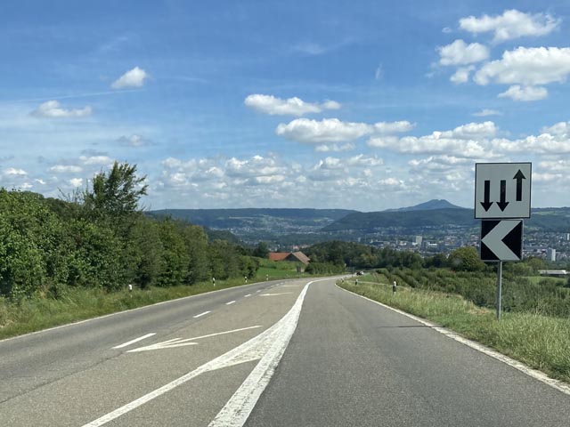 Auf der Bözbergstrasse mit Blick Richtung Brugg. Foto: zVg