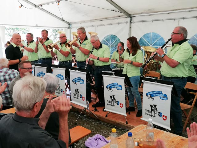 Blaskapelle Rhybuebe am Köhlerfest auf dem Mettauerberg. Foto: zVg