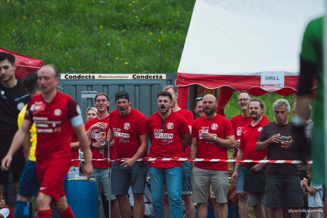 Volksfeststimmung auf dem Sportplatz Bueancher. Über 300 Zuschauer gaben dem Cupspiel einen würdigen Rahmen. Foto: Yannik Kühne