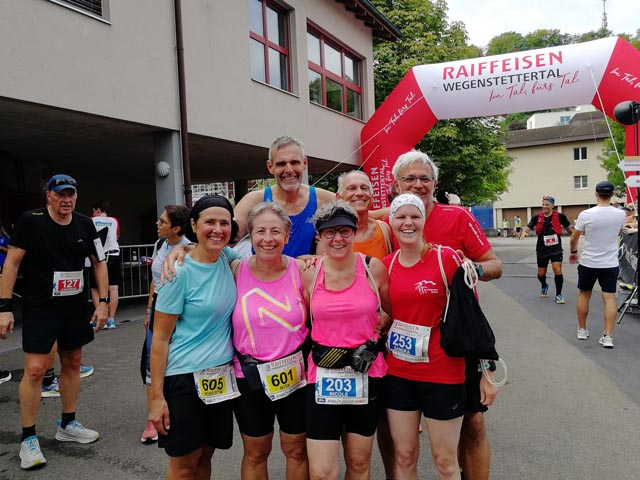 Hinten von links: Franz Steiner, Roland Oeschger, Fardin Asghari; vorne von links: Roberta Christiano, Rita Hediger, Nicole Oppe, Sandra Hartmann . Foto: zVg