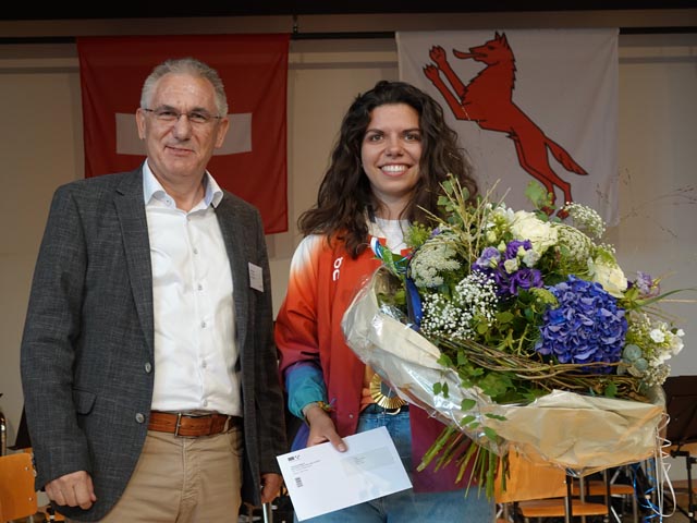 Olympiasiegerin Chiara Leone mit Blumen und Präsent von Sportdirektor Alex Hürzeler am Sonntag in Frick. Foto: Peter Schütz