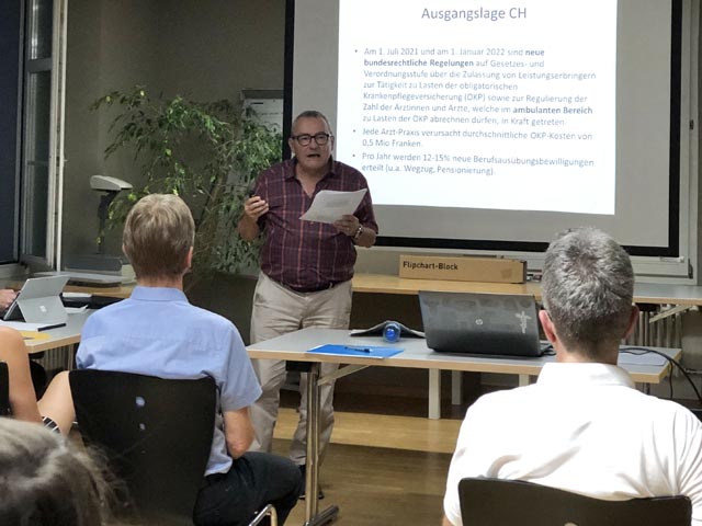 Landrat Werner Hotz referiert über kantonale Abstimmung zum Gesundheitsgesetz. Foto: zVg