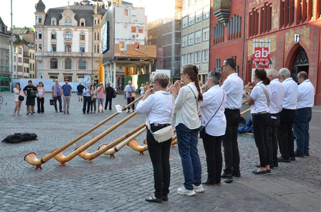 Gelebte Solidarität: Bei prächtigem Wetter hat die Alphorngruppe Magden unter anderem auf dem Basler Marktplatz aufgespielt. Foto: Robert Bösiger