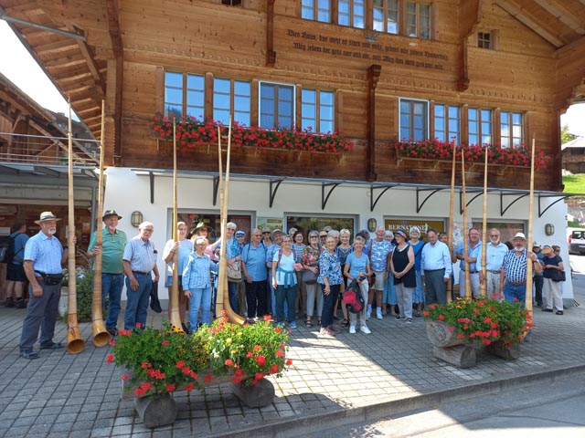 Chor mit Alphornbläser. Foto: zVg