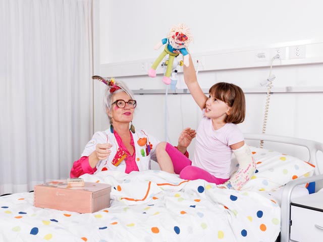 Die über 70 Traumdoktoren der Stiftung Theodora schenken den Jüngsten im Spital wertvolle Glücksmomente voller Leichtigkeit und Freude. Foto: Pierre-Yves Massot