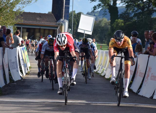 Der Tscheche Kristof Kral spurtet zum Sieg der ersten Halbetappe. Foto: Markus Schenk