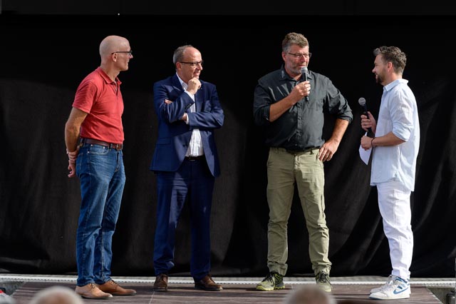 Festakt: Von links: Andy Heiz, Verwaltungsratspräsident der Kernkraftwerk Leibstadt AG, Dr. Markus Dieth, Landammann und Finanzdirektor des Kantons Aargau, und Hanspeter Erne, Gemeindeammann von Leibstadt, blickten mit Moderator Michel Birri auf 40 Jahre KKL zurück.  Fotos: KKL / Geri Krischker
