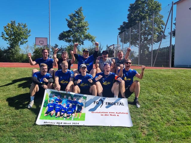 Die Jungs der FG Fricktal mit dem Trainerduo Roland Brogle/Peter Weidmann und Physio Marino Schmid. Foto: zVg