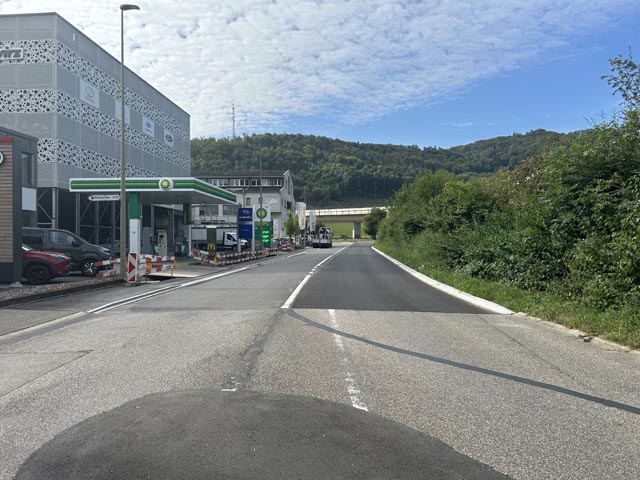 Sissach BL: Einbau des Deckbelags auf Trottoir und Fahrbahn bei der Netzen- / Hauptstrasse 