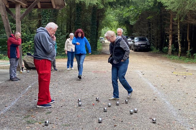 Die Senioren beim Boule spielen vor der Waldhütte. Foto: zVg