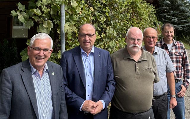 Bild (von links): Gemeindeammann Roland Frauchiger (links), Landammann Markus Dieth (rechts), René Wassmer, Wirt Restaurant Weingarten, Geschäftsführer Hans Peter Kuhn und Kellermeister Heinz Simmen von der Weinbaugenossenschaft Schinznach. Foto: zVg