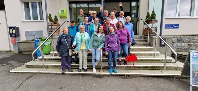 Zeininger Samariterverein in nebligen Bergen