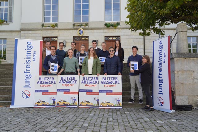 Die Jungfreisinningen Aargau haben gestern die Initiative eingereicht. Foto: jfs