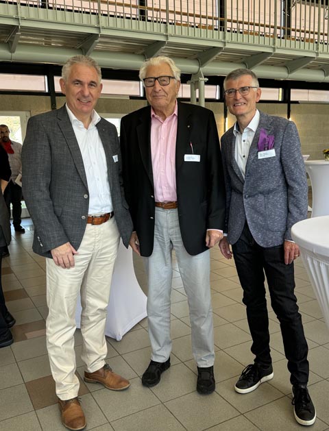 Von links: Regierungsrat Alex Hürzeler mit Gründungsmitglied Viktor Bäumlin und Stiftungsratspräsident Hans A. Wüthrich. Foto: Lilia Staiger