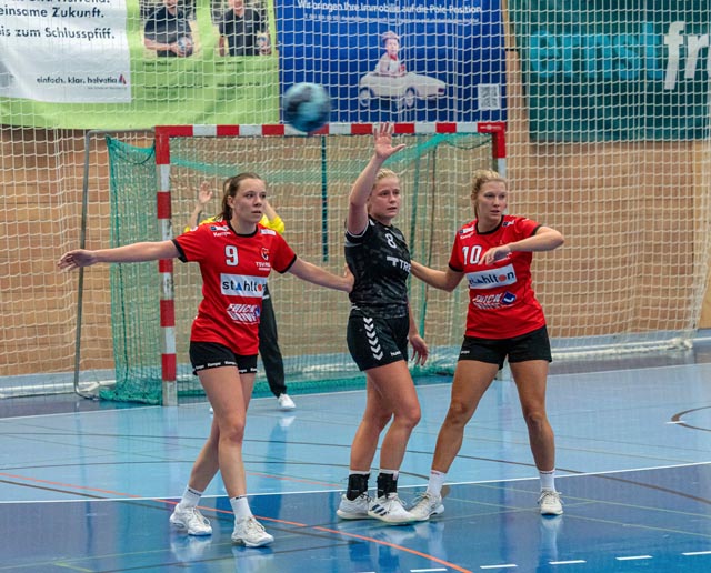 Die Spielerinnen des TSV Frick: Sina Leimgruber (links) und Selina Burger (rechts) in der Verteidigung. Foto: zVg