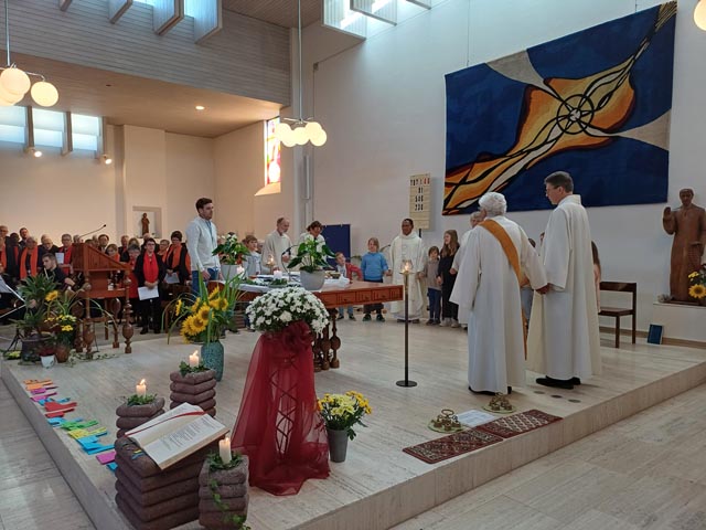 Farbenfroher Gottesdienst mit Kindern und Erwachsenen. Foto: Fabrice Müller