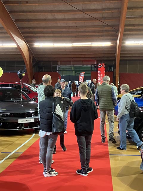 Besucherinnen und Besucher können auf dem Gelände des Sportcenters Bustelbach über 110 neue Modelle von 25 namhaften Automarken kennenlernen und miteinander vergleichen. Foto: zVg