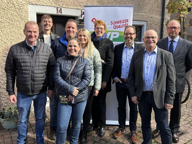 Die Kandidatinnen und Kandidaten der SVP für die kantonalen Wahlen nach der Politarena in Rheinfelden (von links): Hansruedi Schlatter, Cedric Meyer, Manuel Ackermann, Nationalrätin Martina Bircher, Larissa Stocker, Grossrätin Désirée Stutz, Grossrat Stephan Müller, Grossrat Andy Steinacher, Dimitrios Papadopoulos. Foto: zVg