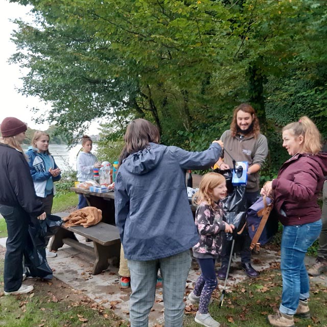 SP Bezirk Laufenburg befreit Rheinufer von Müll