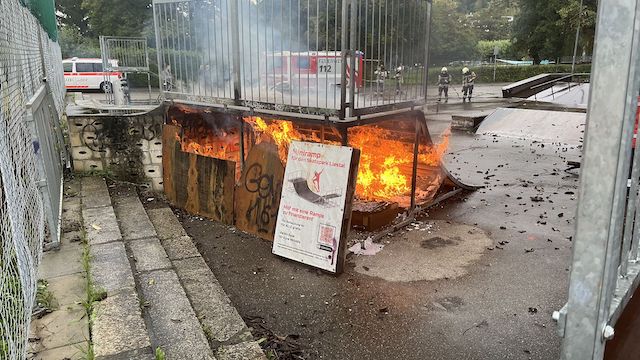 Liestal BL: Holzrampe in Brand geraten – die Polizei sucht Zeugen