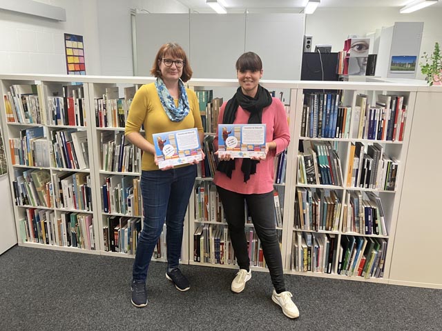Die glücklichen Gewinnerinnen Andrea Frangi (links, 3. Preis) und Andrea Benz (Mutter der Hauptgewinnerin Ina Buser); auf dem Bild fehlt die Gewinnerin des zweiten Preises, Doris Herzog. Foto: Ciril Moser