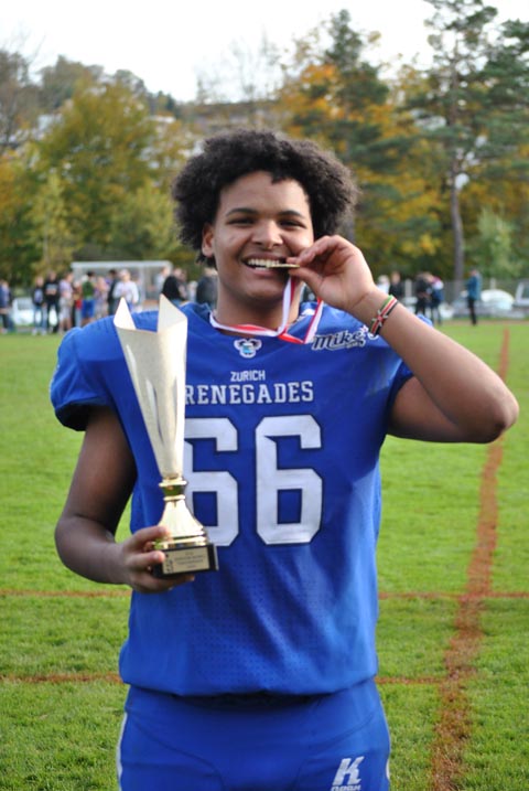 Andrew Mwambingu aus Hornussen freut sich über die Goldmedaille. Foto: zVg