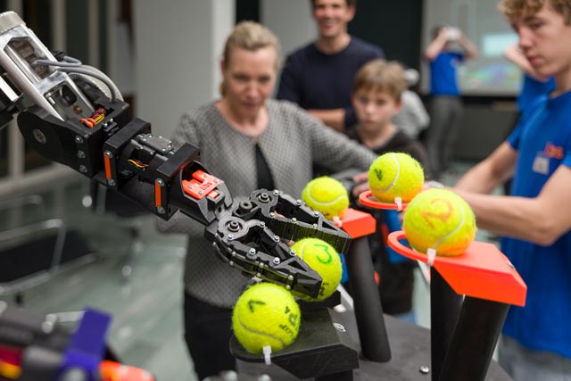 Roboter-Geschicklichkeit-Test mit Lernenden der libs an der Hellen Nacht 2023. Foto: Demian Bern