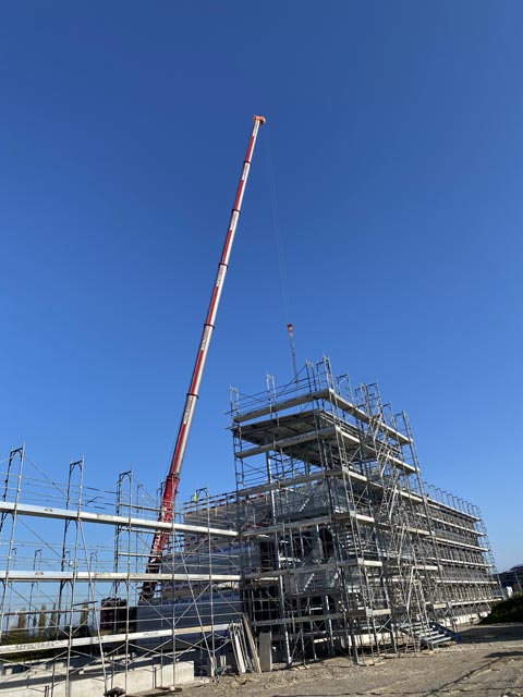 Im Eilzugstempo werden die einzelnen Module aufeinandergestapelt. Foto: Sonja Fasler