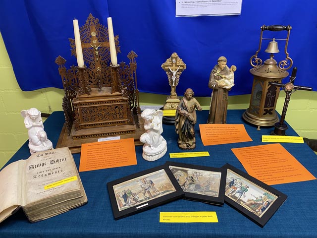 Hausaltar und andere kirchliche Relikte. Foto: Sonja Fasler