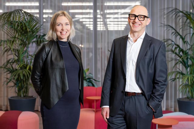 Jennifer Wadsworth, Leiterin des Phi-Lab, und Johann Richard, Leiter des ESDI, freuen sich über den Start des «European Space Deep-Tech Innovation Centre» ESDI. Foto: © Paul Scherrer Institut PSI/Markus Fischer