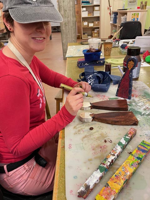 Figur aus Holz, entworfen und entstanden im Atelier 12 von Künstlerin Jana. Foto: zVg