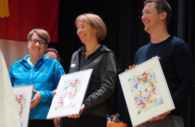 Die scheidende Präsidentin des Kreisturnverbands Fricktal Mirjam Maurer (Mitte) wurde zum Ehrenmitglied ernannt, ebenso Gabi Wenger und Marco Huonder. Foto: Sandro Erdin