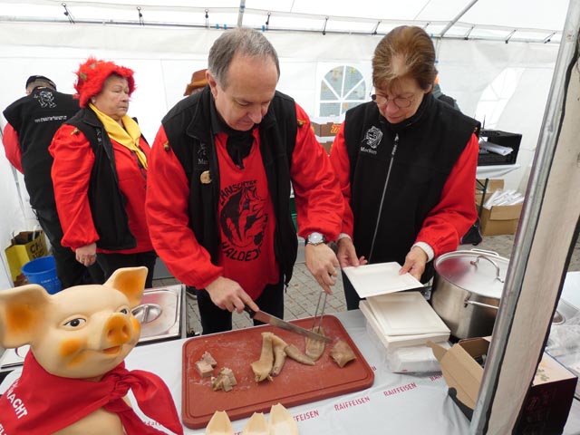 Traditionelles Säuschwänzli-Ässe. Fotos: Jörg Wägli