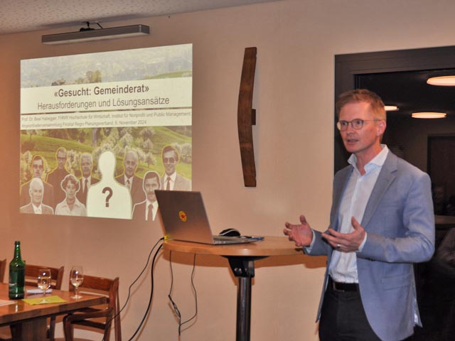 Prof. Dr. Beat Habegger referiert vor den Abgeordneten des Gemeindeverbandes Fricktal Regio. Foto: Jörg Wägli