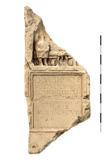 Der Grabstein wird digital als 3D-Modell ausgestellt. Foto: © Kantonsarchäologie, Kanton Aargau