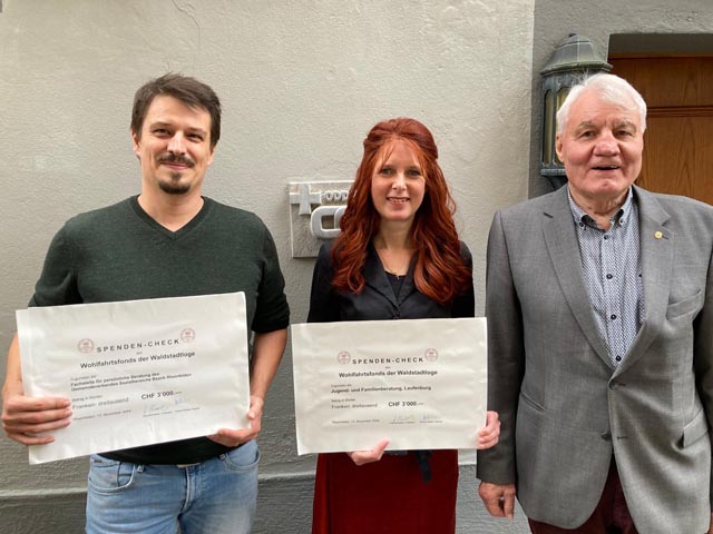 Spendenübergabe mit Sven Eichhorn und Sandra Wey (Jugend- und Familienberatungen) sowie dem Präsidenten des Wohlfahrtsfonds der Waldstadt-Loge Jörg Schneider. Foto: P. Locher