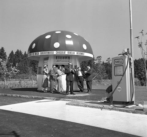 An der Hauptstrasse Nummer 1 in Hunzenschwil stand 1953 ein Kiosk in Pilzform, wo sich Motorisierte erfrischen und ihren Wagen auftanken konnten. Foto: zVg